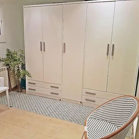 Large With Jacuzzi In Center Of Apartment *